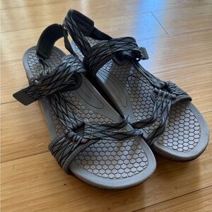 BareTraps Sandals with Cushioned Sole and  Adjustable ankle straps - women’s 8M